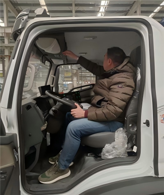 Foreign Clients Explore Cutting - Edge Special Vehicle Production Line At Yan...